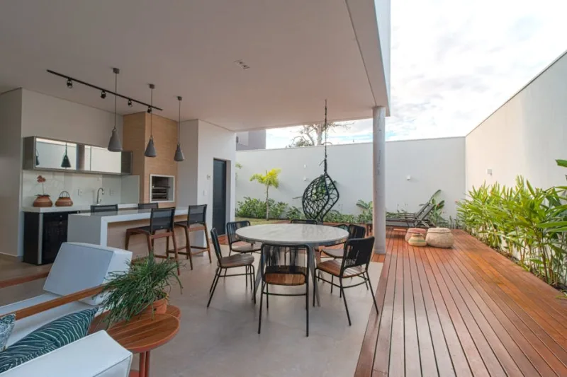 How to Blend Indoor and Outdoor Living Spaces Seamlessly