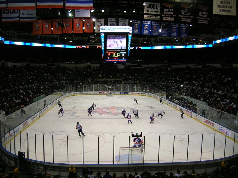 Islanders Sign Long Island Native Marshall Warren to One-Year Extension